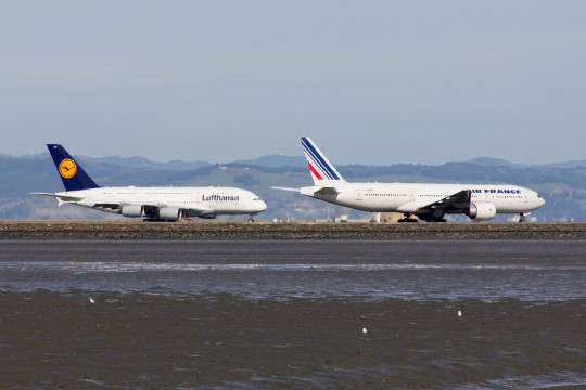 Despite appearances, the Lufthansa A380 is bigger than that Air France Boeing 777. Kohei Kanno/Flickr